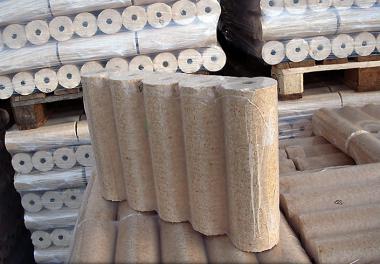 Holzbriketts in Premium Qualität mit Zugloch