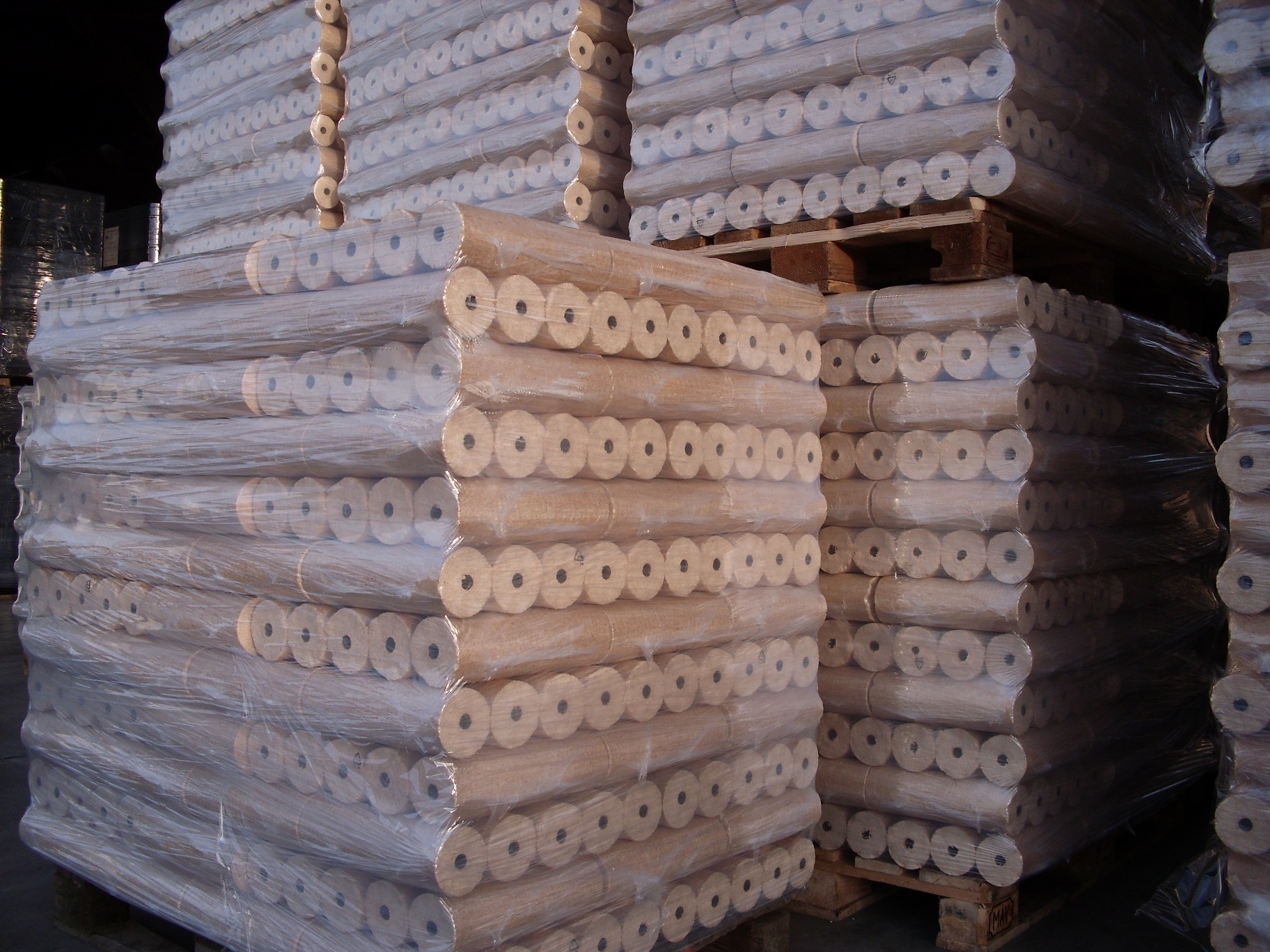 Holzbriketts in Premium Qualität mit Zugloch